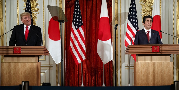 트럼프 대통령과 아베 총리가 미일 정상회담을 마치고 공동기자회견을 하고 있는 모습. /AP-뉴시스