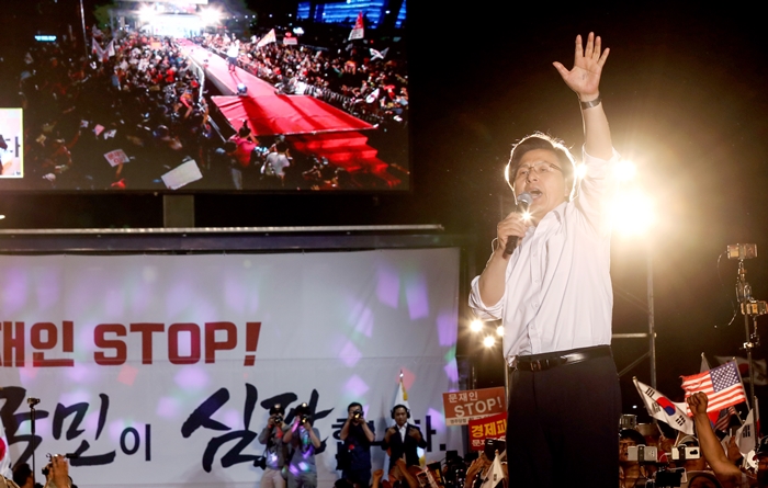 자유한국당 황교안 대표가 25일 오후 서울 종로구 세종문화회관 앞에서 열린 '문재인 STOP, 국민이 심판합니다!' 규탄대회에 참석해 발언을 하고 있다. / 뉴시스