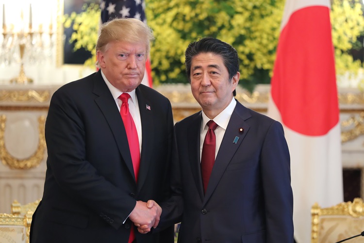 트럼프 대통령과 아베 총리가 일본 도쿄에 있는 영빈관 아카사카에서 만나 악수하고 있다. /AP-뉴시스