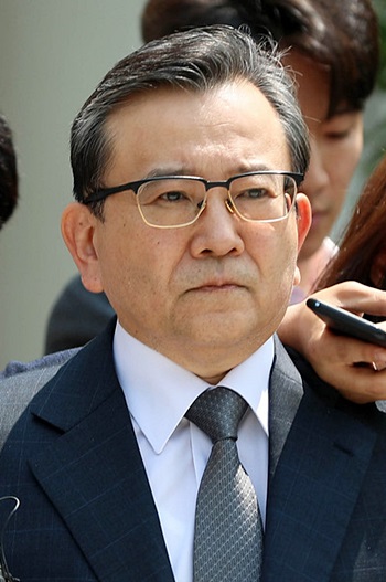 김학의 전 법무부 차관이 또 고소를 당했다. 특수강간치상 혐의에 대한 고소장이 검찰에 제출된 것. 그의 성범죄 의혹이 무거워졌다. / 뉴시스