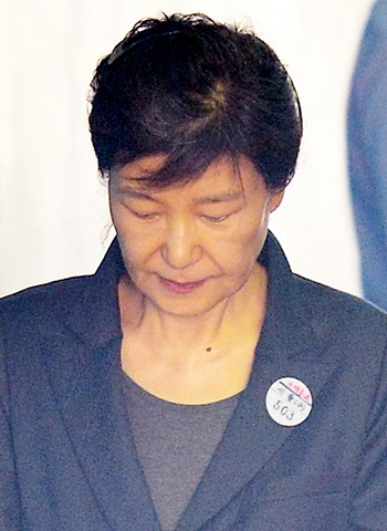 박근혜 전 대통령이 국정원 특활비 수수 혐의에 대한 항소심 첫 공판에 불출석했다. 재판부는 내달 열리는 2차 공판에서 함소심 종결 가능성을 언급했다. / 뉴시스
