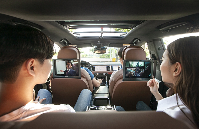 SK텔레콤은 싱클레어, 하만과 손잡고 달리는 차량 안에서 세계 최초로 5G-ATSC 3.0 기반 차세대 방송 시연에 성공했다고 밝혔다. /SK텔레콤