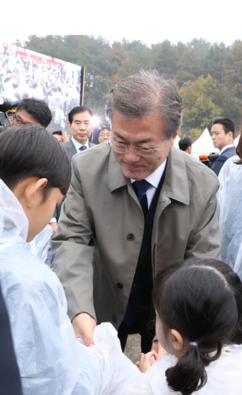 2017년 11월 3일 개최됐던 소방의날 행사에 참석한 문재인 대통령이 고 한상윤 소방장의 자녀들을 위로하고 있는 모습.