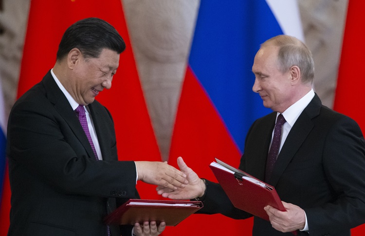 정상회담 합의문을 교환하고 있는 시진핑 주석과 푸틴 대통령. /AP-뉴시스