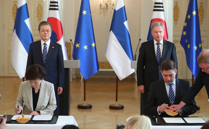 문재인 대통령과 니니스퇴 핀란드 대통령 임석 하에 양국 장관들이 성평등 MOU에 서명하고 있다. /뉴시스