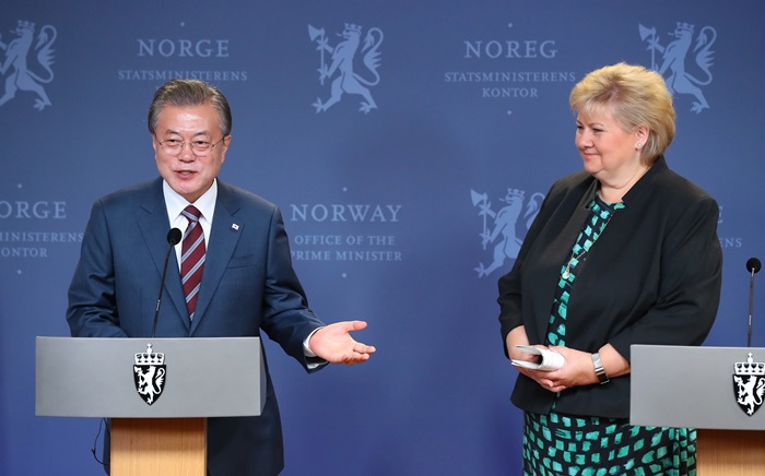 문재인 대통령이 솔베르그 노르웨이 총리와 한-노르웨이 공동기자회견을 하고 있다. /뉴시스