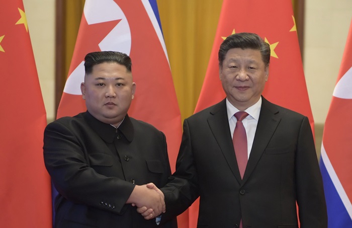 올해 초 베이징에서 열린 북중정상회담에서 시진핑 주석과 김정은 위원장이 만나 기념사진을 촬영하고 있다. /AP-뉴시스