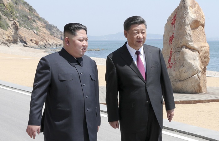 시진핑 주석과 김정은 위원장이 정상회담 후 친교행사로 해변을 산책하고 있는 모습. /AP-뉴시스