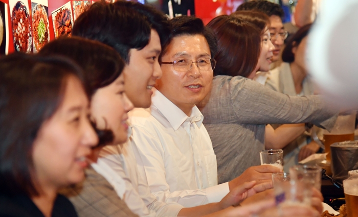 황교안 자유한국당 대표가 18일 오후 부산 중구의 한 주점에서 젊은 기초의원들과 호프미팅을 갖고 있다. / 뉴시스