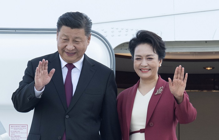 시진핑 주석과 펑리위안 여사가 전용기 앞에서 손을 흔들고 있다. /AP-뉴시스