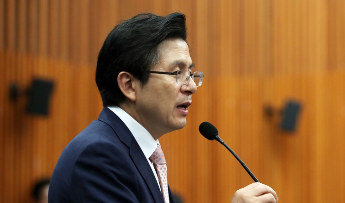 황교안 자유한국당 대표가 24일 자신의 ‘아들 스펙’ 발언을 둘러싼 논란에 대해 입장을 밝혔다. / 뉴시스