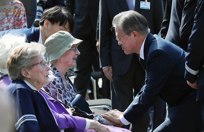 북유럽 3국 순방에 나섰던 문재인 대통령이 스웨덴 유르고덴 내 공원에서 열린 한국전 참전 기념비 제막식에 참석해 참전용사 유가족 등과 인사하고 있다. /뉴시스.
