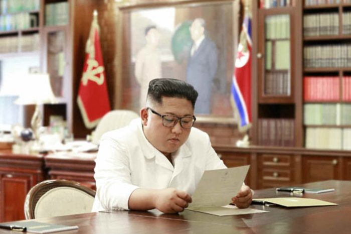 김정은 위원장이 트럼프 대통령이 보낸 친서를 읽고 있다. /노동신문-뉴시스