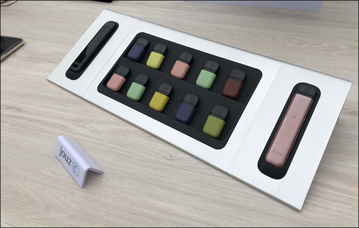 26일 죠즈코리아가 하반기 출시를 예고한 액상형 전자담배 '죠스C'. 사진 속 제품은 시제품으로 디바이스의 색상과 스펙을 포함해 어떤 종류의 팟이 출시될지는 아직 정해지지 않았다. / 사진=범찬희 기자