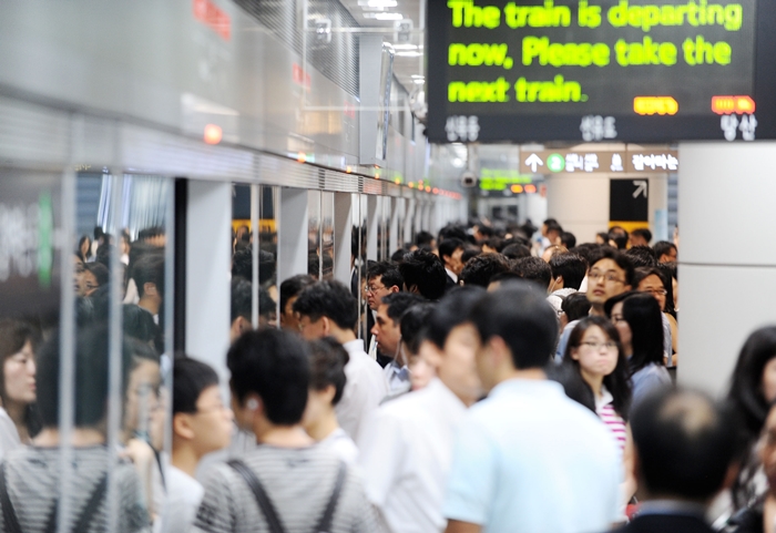 오는 7월부터 서울지하철 9호선 1단계 구간의 운영을 시행사가 직접 담당하게 된다. /뉴시스