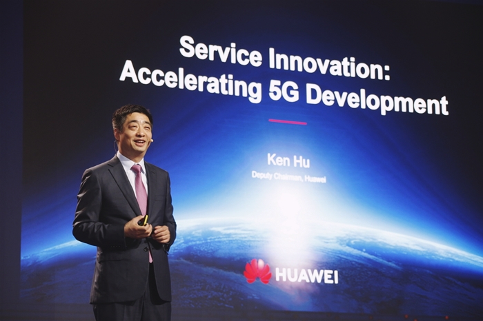 켄 후 화웨이 순환 회장은 지난 26일 중국 상하이에서 열린 ‘MWC 상하이 2019’에 참가해 5G 경쟁력을 강조했다. 사진은 켄 후 화웨이 순환 회장. /화웨이