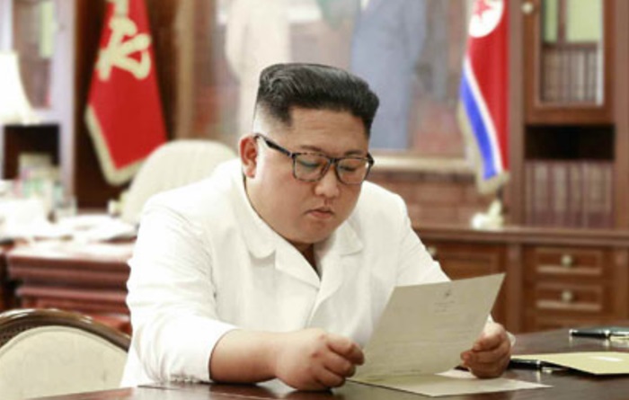 북한 매체들이 트럼프 대통령의 친서를 읽는 김정은 위원장의 모습을 공개했다. /노동신문-뉴시스