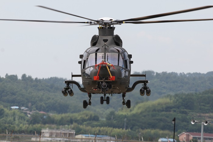 한국항공우주산업㈜(KAI)은 4일, 소형무장헬기(LAH, Light Armed Helicopter) 시제 1호기(사진) 초도비행에 성공했다고 밝혔다. /  KAI