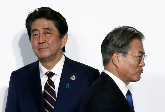 G20 정상회의에서 만난 문재인 대통령과 아베 신조 일본총리. /뉴시스