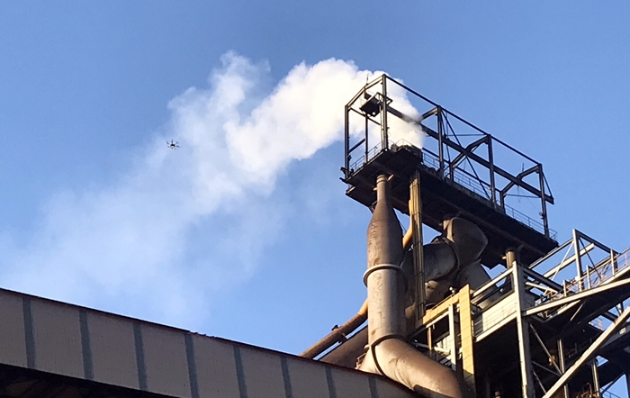철강업계 고로 가동중단이 업계 최대 이슈로 떠오른 가운데, 지난 5월 포스코 광양제철소에서 블리더 개방에 따른 오염도 측정이 이뤄지고 있는 모습. /뉴시스