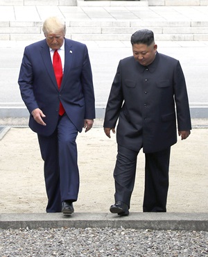 트럼프 대통령과 김정은 위원장이 군사분계선을 함께 넘고 있다. /뉴시스