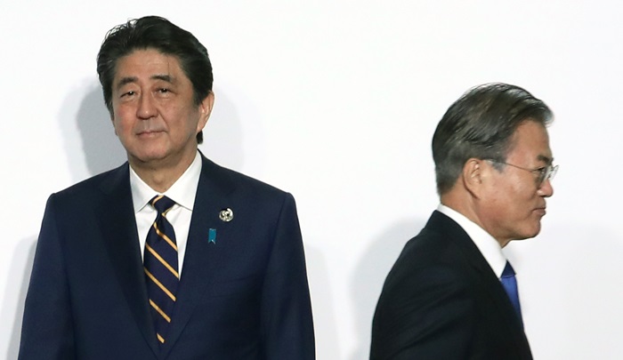 문재인 대통령과 아베 신조 일본총리가 G20 정상회의에서 만나 악수를 나눈 뒤 헤어지고 있다. /뉴시스
