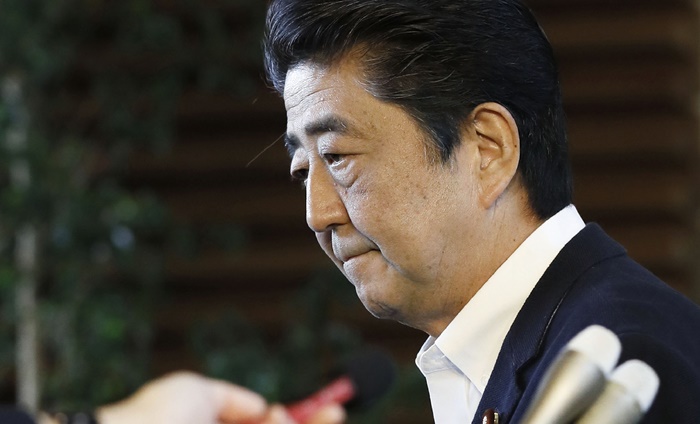 아베 신조 일본 총리가 취재진의 질의에 답하고 있다. /뉴시스