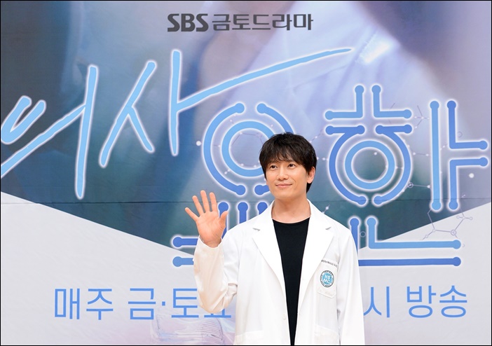 의사 가운을 입고 '의사요한' 제작발표회에 참석한 지성 / SBS 제공