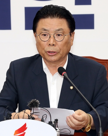 자유한국당은 박맹우 사무총장이 우리공화당 측 인사를 만나 선거연대를 논의했다는 보도에 대해 반박했다. / 뉴시스