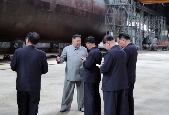 김정은 위원장이 3천톤급 신형 잠수함을 시찰하고 있는 모습. /조선중앙TV-뉴시스