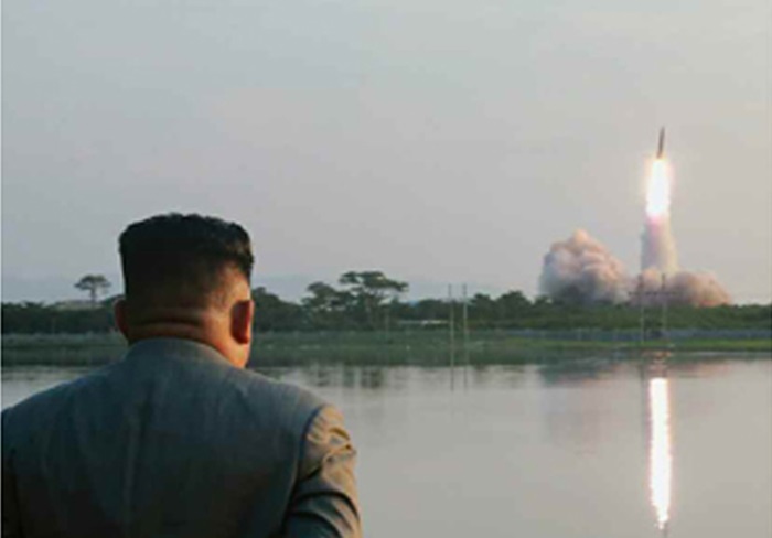 김정은 북한 국무위원장이 신형 단거리 탄도미사일 발사를 지켜보고 있다. /노동신문-뉴시스