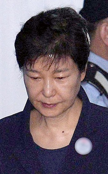 박근혜 전 대통령이 국정원 특활비 수수 혐의에 대해 2심에서 징역 5년에 추징금 27억원을 선고받았다. 1심에서 유죄로 판단됐던 국고손실 혐의가 무죄로 달리 해석됐다. / 뉴시스