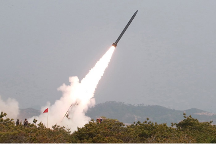 북한이 지난 5월 발사했다고 발표한 대구경 방사포. /뉴시스-노동신문