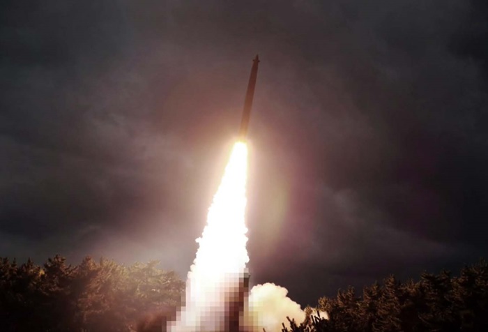 북한이 지난 7월 31일 발사했다고 화면을 공개한 장거리 방사포. /조선중앙TV-뉴시스