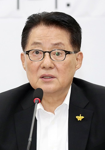 박지원 의원이 북한으로부터 막말에 가까운 비난을 받았다. 고 정주영 회장의 고향 통천에서 미사일을 발사한데 대한 비판이 불만으로 되돌아온 셈이다. / 뉴시스
