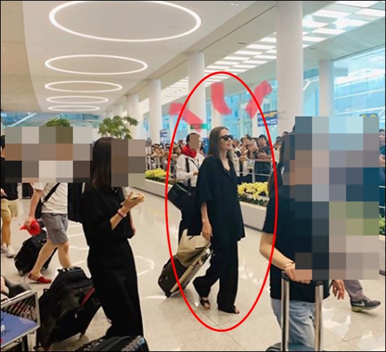 18일 인천국제공항에서 한 네티즌에게 목격된 안젤리나 졸리 모습