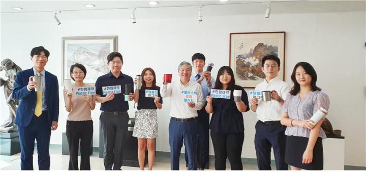 한림제약 김정진(가운데) 사장이 직원들과 함께 머그컵을 들고 릴레이 환경캠페인 '플라스틱 프리 챌린지' 행사를 갖고 있다. / 한림제약