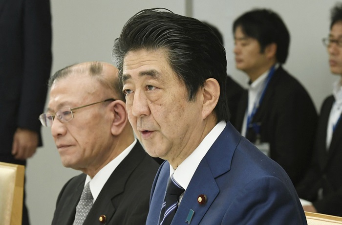아베 신조 일본총리가 총리관저에서 열린 각료회의에서 발언을 하고 있다. /AP-뉴시스