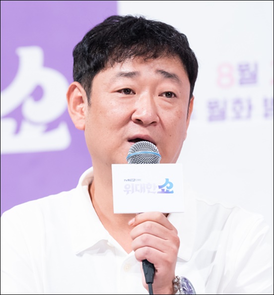 '위대한 쇼' 메가폰을 잡은 신용휘 감독  / tvN '위대한 쇼' 제공
