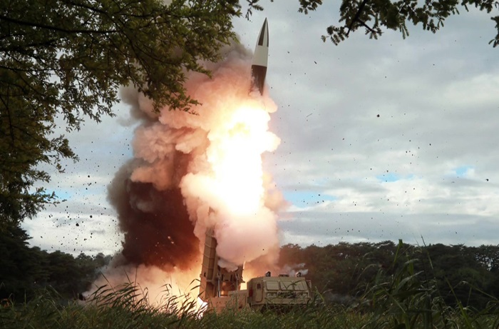 북한이 한미 연합훈련을 맹비난하며 지난 16일 시험발사한 새 무기체계. /뉴시스-조선중앙TV