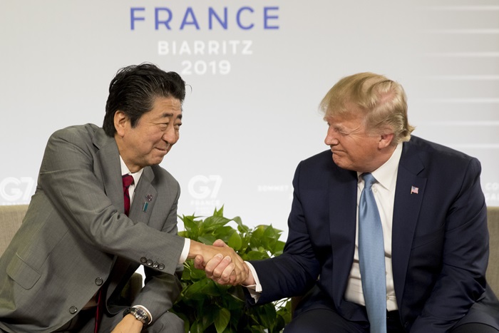 G7정상회의 계기로 만난 트럼프 미국 대통령과 아베 일본 총리. /AP-뉴시스