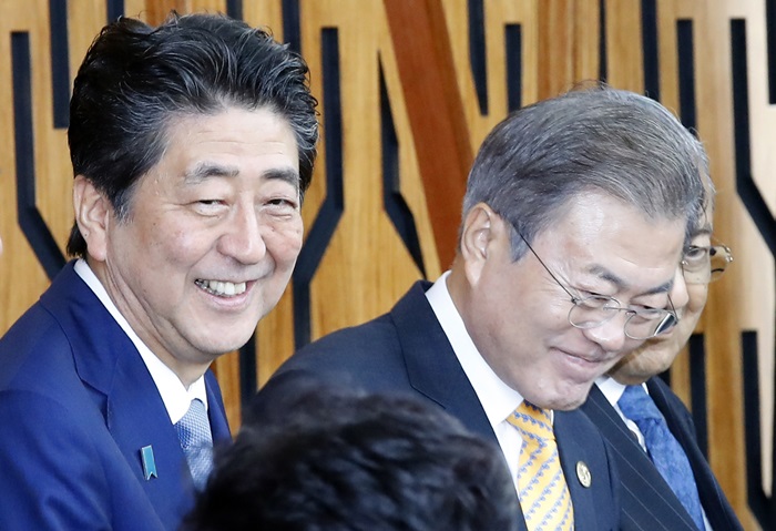 지난해 말 파푸아뉴기니에서 개최된 APEC 정상회의 계기로 만났던 문재인 대통령과 아베 일본 총리. /AP-뉴시스