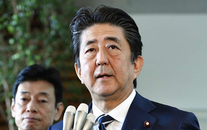 아베 신조 일본 총리가 자신의 관저 앞에서 한국의 지소미아 연장 종료 결정에 대한 입장을 밝히고 있다. /AP-뉴시스