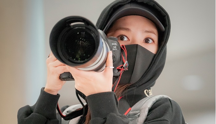 아이돌을 자주 볼 수 없는 일반 팬들에게 홈마들이 촬영한 사진과 영상은 반가운 소식이다. 하지만 홈마들의 불법 행위가 정당화되진 않는다. / tvN드라마 ‘그녀의 사생활’ 스틸컷