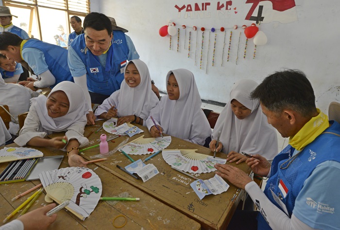 포스코글로벌기업시민봉사단이  인도네시아 크라카타우포스코 인근 찔레곤시에 위치한 AI-HIDAYA 고등학교를 방문해 교육봉사활동을 펼치고 있다. / 포스코