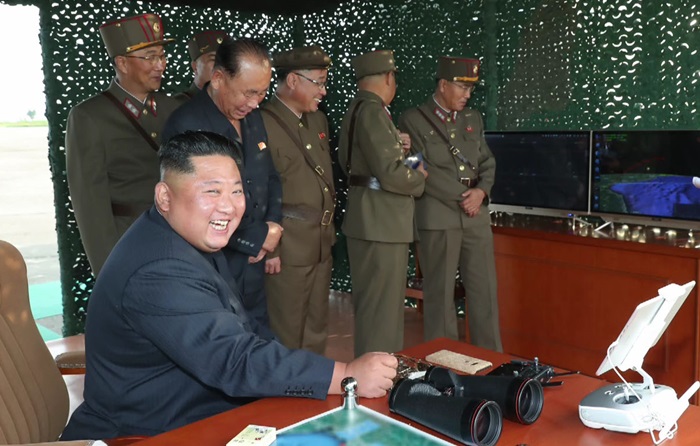신형방사포 시험발사를 참관하고 있는 김정은 북한 국무위원장. /뉴시스-노동신문