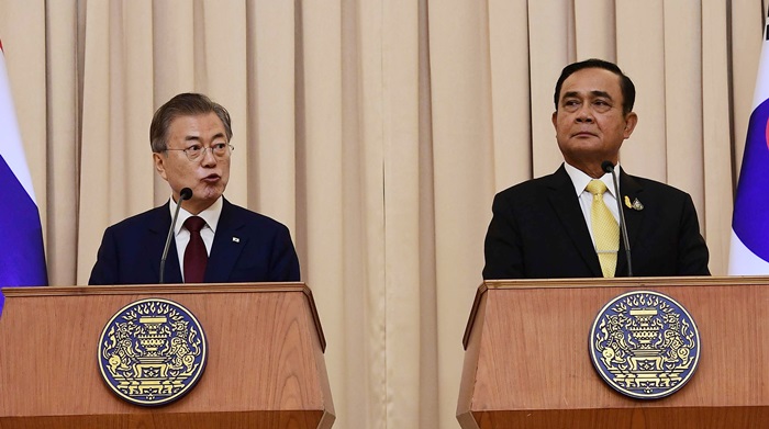 문재인 대통령과 쁘라윳 태국 총리가 정상회담을 마친 뒤 공동언론발표를 하고 있다. /뉴시스