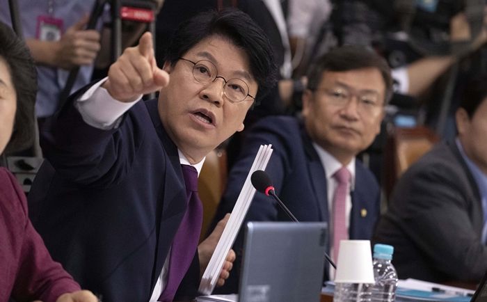 장제원 자유한국당 의원이 6일 서울 여의도 국회에서 열린 조국 법무부 장관 후보자 인사청문회에서 질의를 하고 있다. / 뉴시스