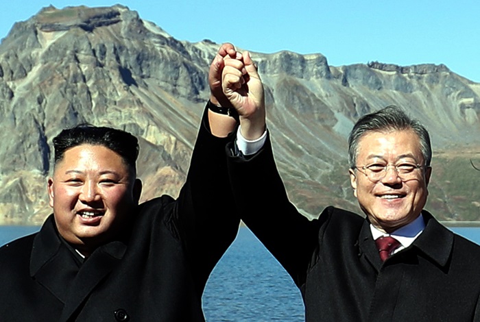 지난해 9월 함께 백두산 정상에 올랐던 문재인 대통령과 김정은 위원장. /뉴시스