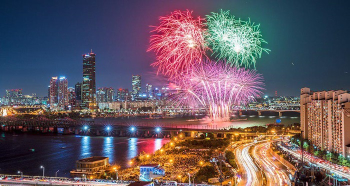 올해 17번째를 맞는 ‘한화와 함께하는 서울세계불꽃축제 2019’가 오는 10월 5일 토요일 오후 1시부터 9시 30분까지 여의도 한강공원에서 개최된다. 사진은 지난해 ‘한화와 함께하는 서울세계불꽃축제’ 모습 / 한화